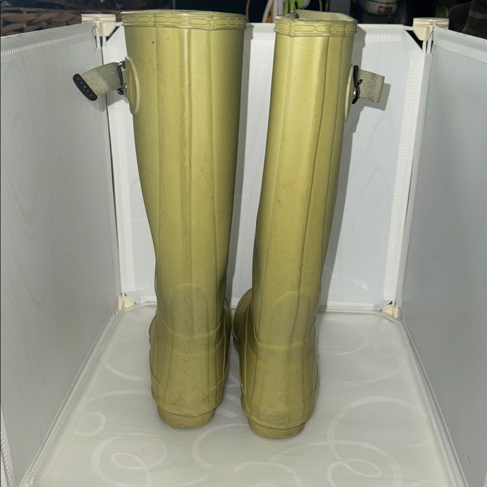 WOMEN’s hunter rain boots size US 5 F
Green - Picture 5 of 6